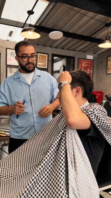 Diego, barbero de Dapper Men, con un cliente