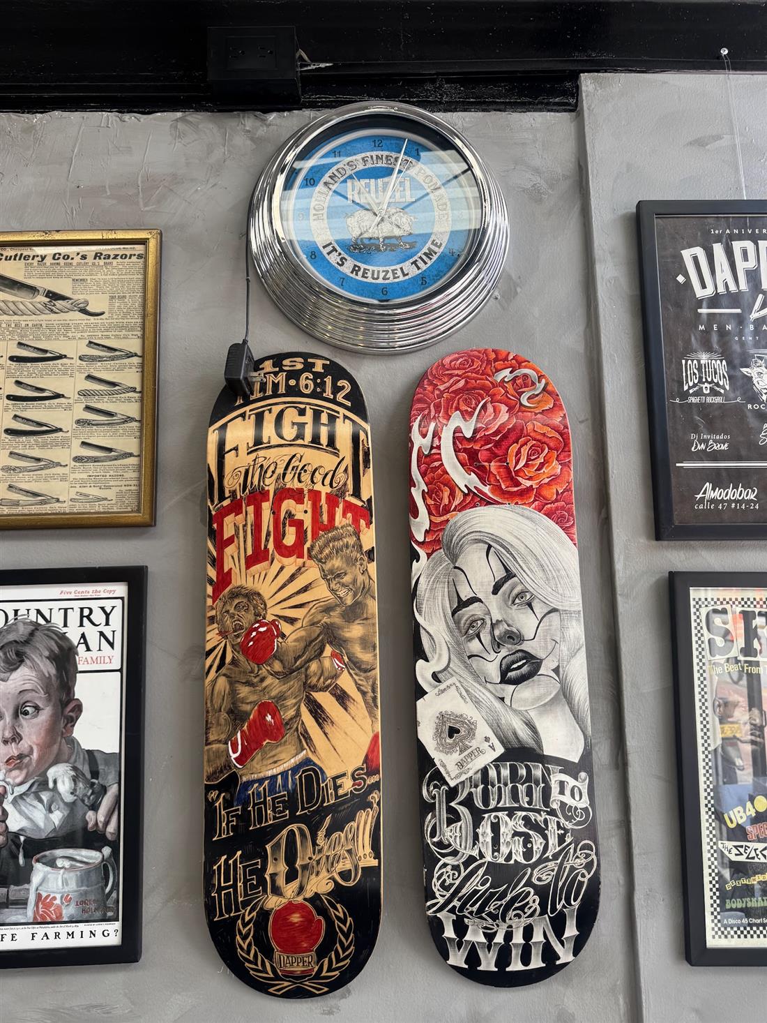 Patinetas ilustradas y cuadros de barbería colgados en el muro